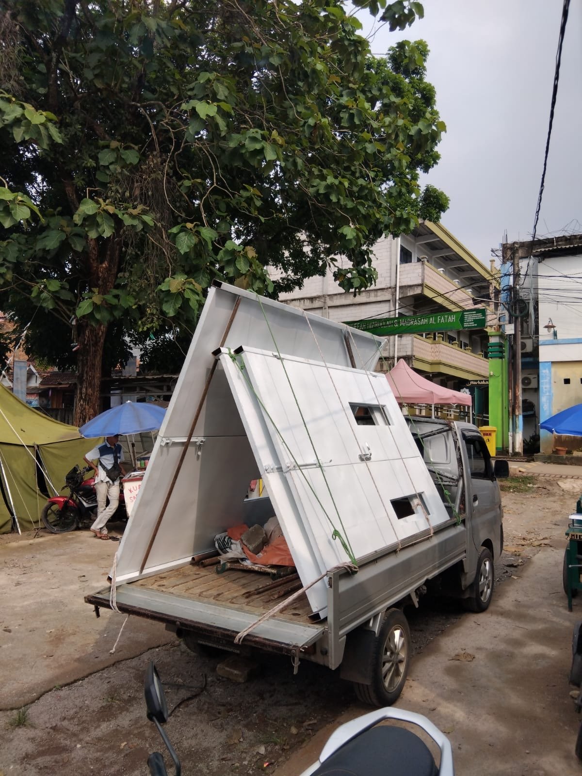 Pintu gerbang pabrik